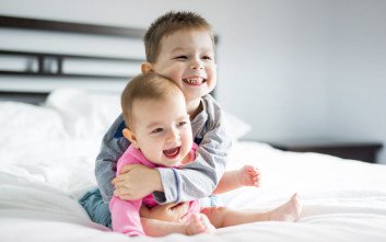 Αδέλφια - Οι Πρώτοι μας Δάσκαλοι στη Συνύπαρξη