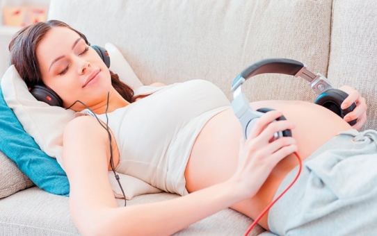 Το να ακούς μουσική στην εγκυμοσύνη κάνει καλό. Μάθε γιατί!