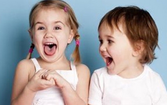 Το χιούμορ κάνει καλό στα παιδιά.