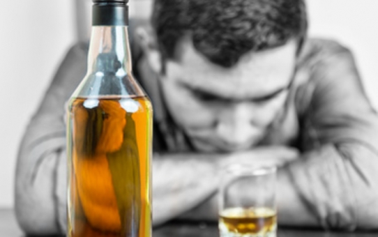 Ποιοι οι κίνδυνοι από την κατανάλωση αλκοόλ από έναν έφηβο;