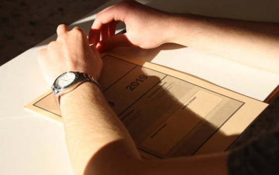 Τα σημερινά θέματα Πανελληνίων σε Ιστορία, Φυσική και Ανάπτυξη εφαρμογών